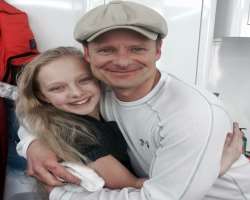 She made a special bond with Steve Zahn on the set of <b>War For The Planet Of The Apes</b> who is playing Bad Ape in the movie.